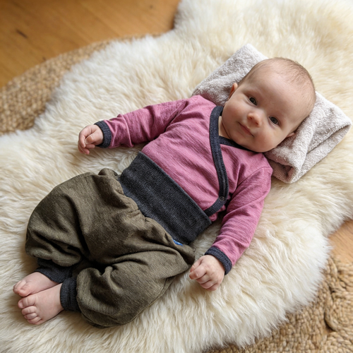 Glueckskind_rose_wickelbody_merinowolle_seide_hose_muskat.png